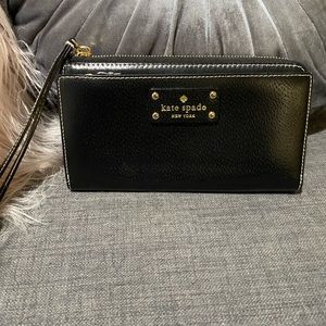 BLACK KATE SPADE WALLET WRISTLET